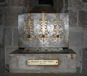 Cripta dell'Abbazia di St. Benoît-sur-Loire, Fleury. Urna contenente le reliquie di San Benedetto