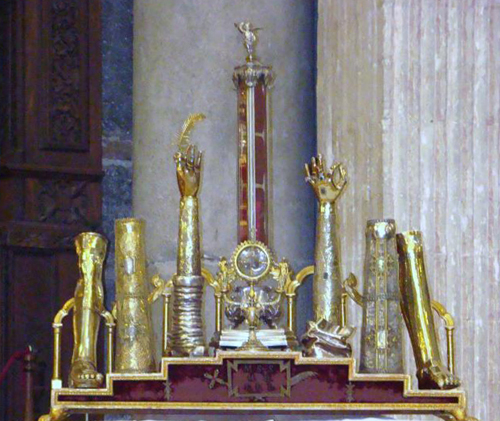 Vari reliquiari antropomorfi contenenti le gambe, i femori, le braccia, una mammella (reliquiario centrale) e il velo (cilindro di vetro) di Sant'Agata. Basilica Cattedrale di Catania