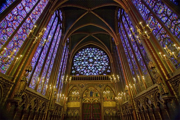 La Sainte Chapelle, Parigi. Fu costruita per albergare la corona di spine ed altre preziose reliquie