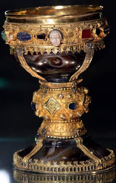 SAN ISIDORO ABRE AL PÚBLICO UNA CÁMARA SELLADA CON EL SANTO GRIAL, EL CALIZ DE DOÑA URRACA, PROTEGIDO CON UN CRISTAL ANTIBALAS EN UNA HABITACIÓN UBICADA EN LA TORRE DEL GALLO